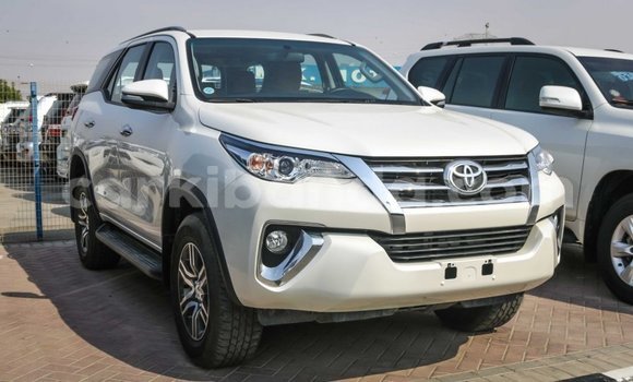 Nunua Imported Toyota Fortuner Nyeupe Gari ndani ya Import - Dubai nchini Uganda Nunua Imported Toyota Fortuner Nyeupe Gari ndani ya Import - Dubai nchini Uganda
