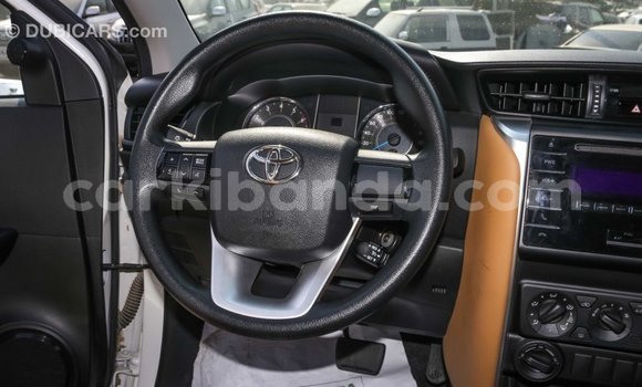 Nunua Imported Toyota Fortuner Nyeupe Gari ndani ya Import - Dubai nchini Uganda Nunua Imported Toyota Fortuner Nyeupe Gari ndani ya Import - Dubai nchini Uganda