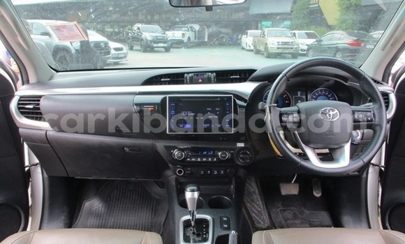 Gura Yakoze Toyota Hilux Black Imodoka i Kampala mu Uganda Gura Yakoze Toyota Hilux Black Imodoka i Kampala mu Uganda