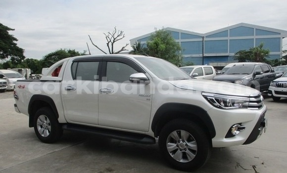 Gura Yakoze Toyota Hilux Black Imodoka i Kampala mu Uganda Gura Yakoze Toyota Hilux Black Imodoka i Kampala mu Uganda
