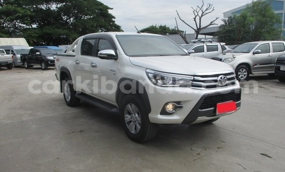 Gura Yakoze Toyota Hilux Black Imodoka i Kampala mu Uganda Gura Yakoze Toyota Hilux Black Imodoka i Kampala mu Uganda