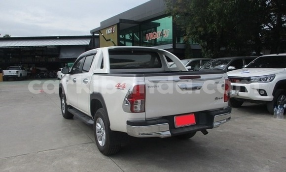 Gura Yakoze Toyota Hilux Black Imodoka i Kampala mu Uganda Gura Yakoze Toyota Hilux Black Imodoka i Kampala mu Uganda