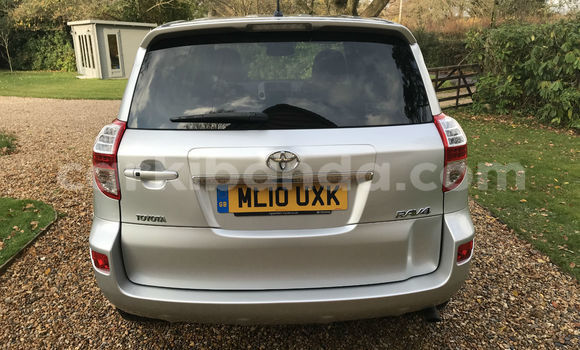 Nunua Ilio tumika Toyota RAV4 Fedha Gari ndani ya Kampala nchini Uganda Nunua Ilio tumika Toyota RAV4 Fedha Gari ndani ya Kampala nchini Uganda