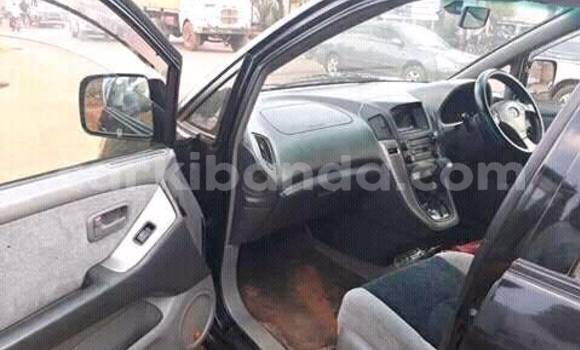 Gura Yakoze Toyota Harrier Black Imodoka i Kampala mu Uganda Gura Yakoze Toyota Harrier Black Imodoka i Kampala mu Uganda