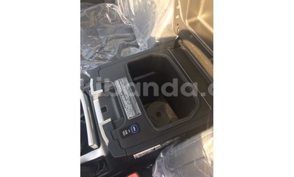 Acheter Import Voiture Toyota Land Cruiser Noir à Import - Dubai, Ouganda Acheter Import Voiture Toyota Land Cruiser Noir à Import - Dubai, Ouganda