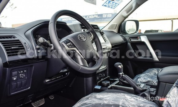 Acheter Import Voiture Toyota Land Cruiser Noir à Import - Dubai, Ouganda Acheter Import Voiture Toyota Land Cruiser Noir à Import - Dubai, Ouganda