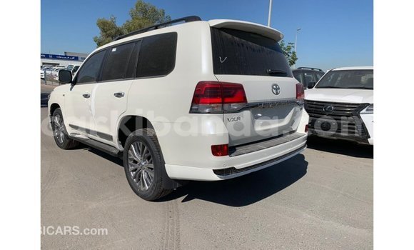 Acheter Import Voiture Toyota Land Cruiser Blanc à Import - Dubai, Ouganda Acheter Import Voiture Toyota Land Cruiser Blanc à Import - Dubai, Ouganda
