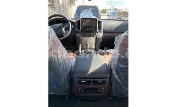Acheter Import Voiture Toyota Land Cruiser Blanc à Import - Dubai, Ouganda Acheter Import Voiture Toyota Land Cruiser Blanc à Import - Dubai, Ouganda