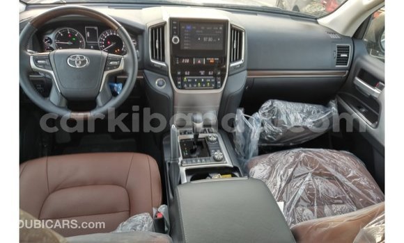Acheter Import Voiture Toyota Land Cruiser Blanc à Import - Dubai, Ouganda Acheter Import Voiture Toyota Land Cruiser Blanc à Import - Dubai, Ouganda
