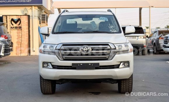 Acheter Import Voiture Toyota Land Cruiser Blanc à Import - Dubai, Ouganda Acheter Import Voiture Toyota Land Cruiser Blanc à Import - Dubai, Ouganda