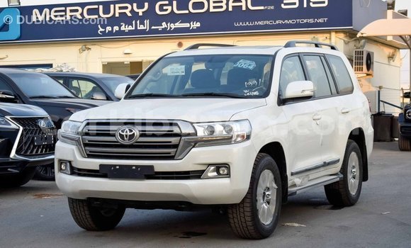 Acheter Import Voiture Toyota Land Cruiser Blanc à Import - Dubai, Ouganda Acheter Import Voiture Toyota Land Cruiser Blanc à Import - Dubai, Ouganda