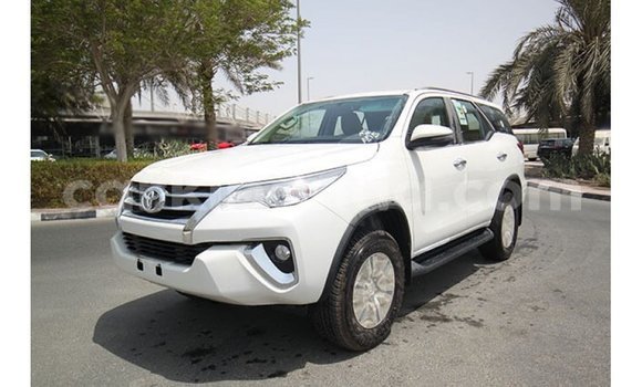 Acheter Import Voiture Toyota Fortuner Blanc à Import - Dubai, Ouganda Acheter Import Voiture Toyota Fortuner Blanc à Import - Dubai, Ouganda