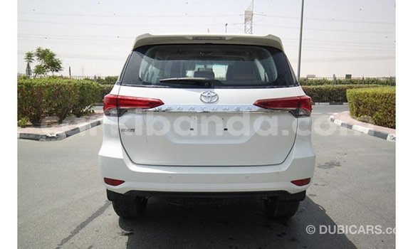 Acheter Import Voiture Toyota Fortuner Blanc à Import - Dubai, Ouganda Acheter Import Voiture Toyota Fortuner Blanc à Import - Dubai, Ouganda