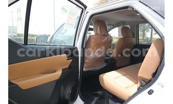 Acheter Import Voiture Toyota Fortuner Blanc à Import - Dubai, Ouganda Acheter Import Voiture Toyota Fortuner Blanc à Import - Dubai, Ouganda