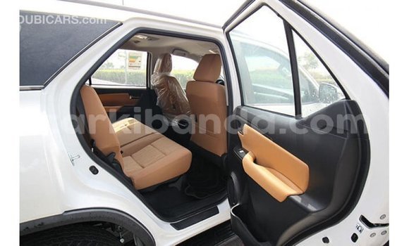 Acheter Import Voiture Toyota Fortuner Blanc à Import - Dubai, Ouganda Acheter Import Voiture Toyota Fortuner Blanc à Import - Dubai, Ouganda