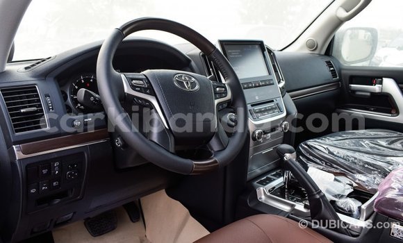 Nunua Imported Toyota Land Cruiser Nyeupe Gari ndani ya Import - Dubai nchini Uganda Nunua Imported Toyota Land Cruiser Nyeupe Gari ndani ya Import - Dubai nchini Uganda