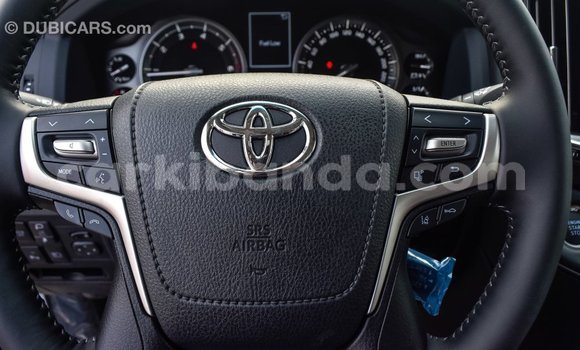 Nunua Imported Toyota Land Cruiser Nyeupe Gari ndani ya Import - Dubai nchini Uganda Nunua Imported Toyota Land Cruiser Nyeupe Gari ndani ya Import - Dubai nchini Uganda