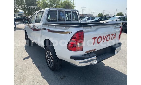 Gura Imported Toyota Hilux White Imodoka i Import - Dubai mu Uganda Gura Imported Toyota Hilux White Imodoka i Import - Dubai mu Uganda