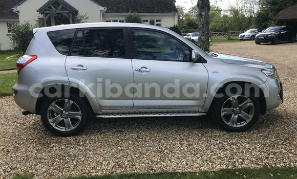Gura Yakoze Toyota RAV4 Silver Imodoka i Kampala mu Uganda Gura Yakoze Toyota RAV4 Silver Imodoka i Kampala mu Uganda