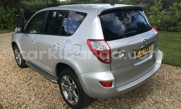 Gura Yakoze Toyota RAV4 Silver Imodoka i Kampala mu Uganda Gura Yakoze Toyota RAV4 Silver Imodoka i Kampala mu Uganda