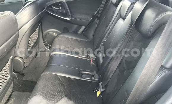 Gura Yakoze Toyota RAV4 Silver Imodoka i Kampala mu Uganda Gura Yakoze Toyota RAV4 Silver Imodoka i Kampala mu Uganda