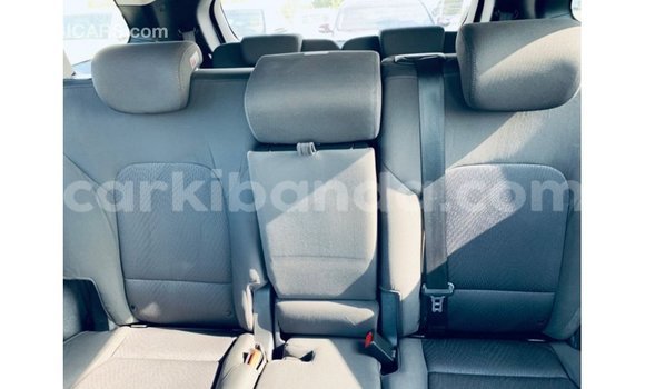 Nunua Imported Hyundai Santa Fe Nyeupe Gari ndani ya Import - Dubai nchini Uganda Nunua Imported Hyundai Santa Fe Nyeupe Gari ndani ya Import - Dubai nchini Uganda