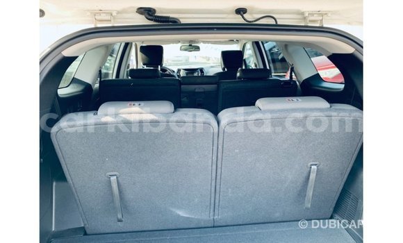Nunua Imported Hyundai Santa Fe Nyeupe Gari ndani ya Import - Dubai nchini Uganda Nunua Imported Hyundai Santa Fe Nyeupe Gari ndani ya Import - Dubai nchini Uganda