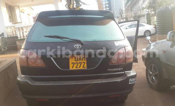 Gura Yakoze Toyota Harrier Black Imodoka i Kampala mu Uganda Gura Yakoze Toyota Harrier Black Imodoka i Kampala mu Uganda