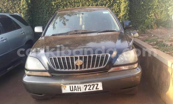Gura Yakoze Toyota Harrier Black Imodoka i Kampala mu Uganda Gura Yakoze Toyota Harrier Black Imodoka i Kampala mu Uganda