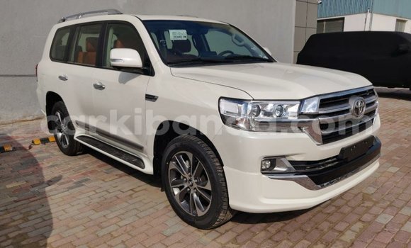 Acheter Import Voiture Toyota Land Cruiser Blanc à Import - Dubai, Ouganda Acheter Import Voiture Toyota Land Cruiser Blanc à Import - Dubai, Ouganda