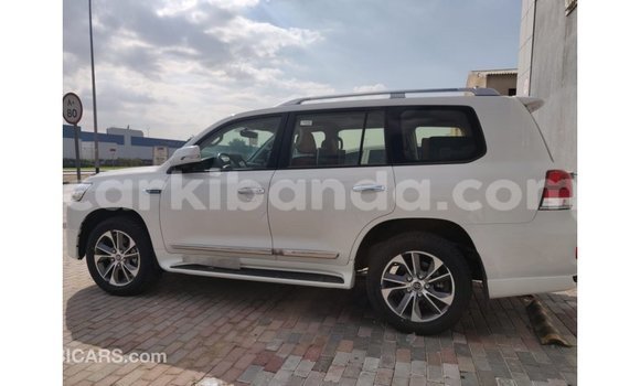 Acheter Import Voiture Toyota Land Cruiser Blanc à Import - Dubai, Ouganda Acheter Import Voiture Toyota Land Cruiser Blanc à Import - Dubai, Ouganda