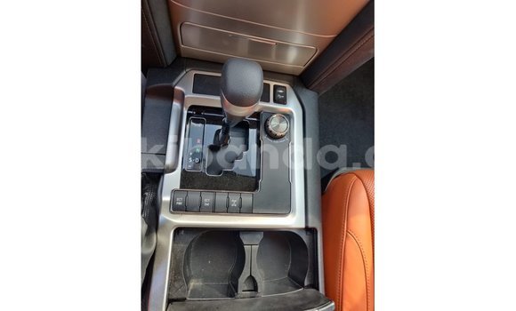 Acheter Import Voiture Toyota Land Cruiser Blanc à Import - Dubai, Ouganda Acheter Import Voiture Toyota Land Cruiser Blanc à Import - Dubai, Ouganda