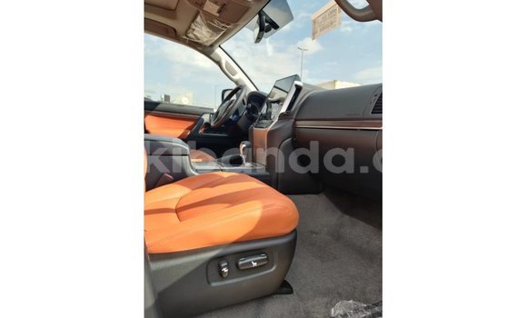 Acheter Import Voiture Toyota Land Cruiser Blanc à Import - Dubai, Ouganda Acheter Import Voiture Toyota Land Cruiser Blanc à Import - Dubai, Ouganda