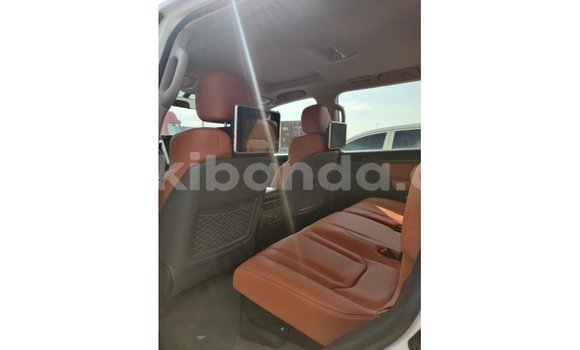 Acheter Import Voiture Toyota Land Cruiser Blanc à Import - Dubai, Ouganda Acheter Import Voiture Toyota Land Cruiser Blanc à Import - Dubai, Ouganda