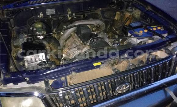 Gura Yakoze Toyota Prado Blue Imodoka i Kampala mu Uganda Gura Yakoze Toyota Prado Blue Imodoka i Kampala mu Uganda
