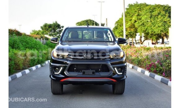 Nunua Imported Toyota Hilux Nyeusi Gari ndani ya Import - Dubai nchini Uganda Nunua Imported Toyota Hilux Nyeusi Gari ndani ya Import - Dubai nchini Uganda