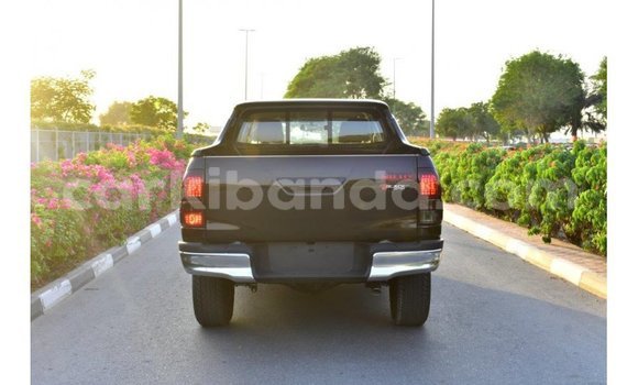 Nunua Imported Toyota Hilux Nyeusi Gari ndani ya Import - Dubai nchini Uganda Nunua Imported Toyota Hilux Nyeusi Gari ndani ya Import - Dubai nchini Uganda