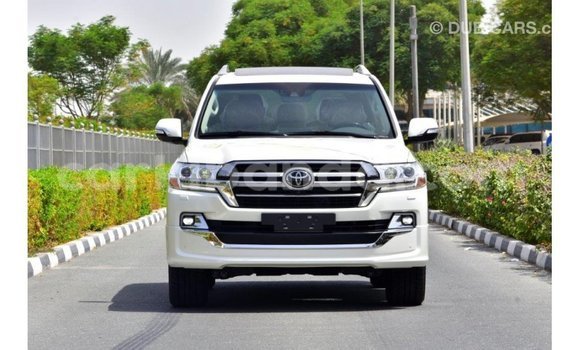 Acheter Import Voiture Toyota Land Cruiser Blanc à Import - Dubai, Ouganda Acheter Import Voiture Toyota Land Cruiser Blanc à Import - Dubai, Ouganda