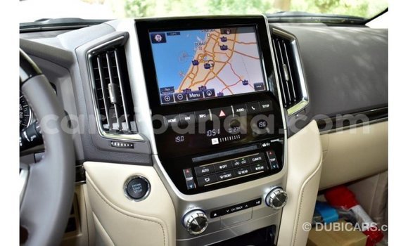 Acheter Import Voiture Toyota Land Cruiser Blanc à Import - Dubai, Ouganda Acheter Import Voiture Toyota Land Cruiser Blanc à Import - Dubai, Ouganda