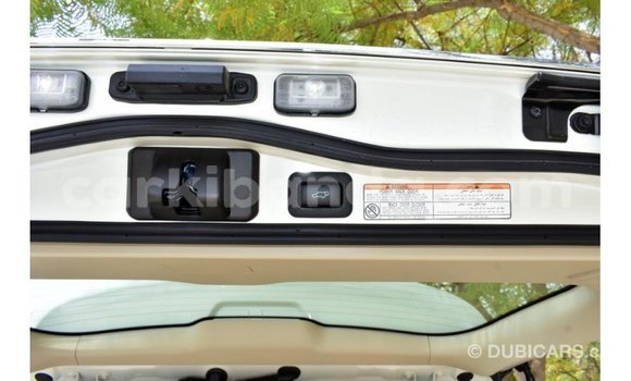 Acheter Import Voiture Toyota Land Cruiser Blanc à Import - Dubai, Ouganda Acheter Import Voiture Toyota Land Cruiser Blanc à Import - Dubai, Ouganda
