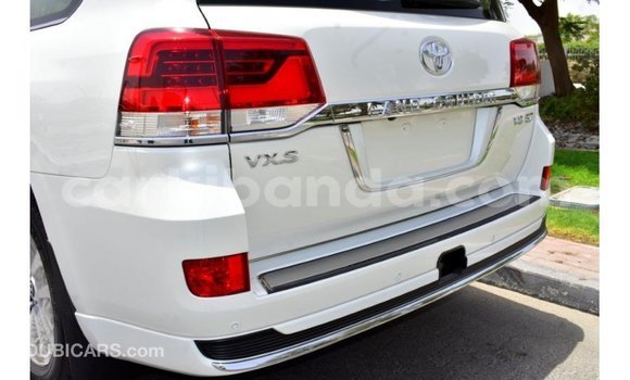 Acheter Import Voiture Toyota Land Cruiser Blanc à Import - Dubai, Ouganda Acheter Import Voiture Toyota Land Cruiser Blanc à Import - Dubai, Ouganda
