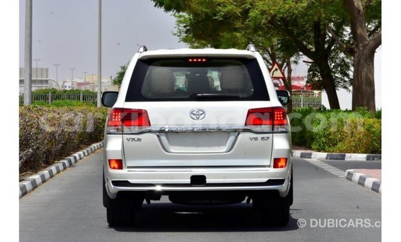 Acheter Import Voiture Toyota Land Cruiser Blanc à Import - Dubai, Ouganda Acheter Import Voiture Toyota Land Cruiser Blanc à Import - Dubai, Ouganda