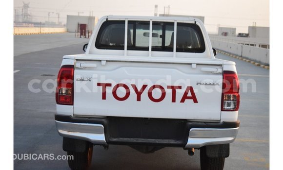 Nunua Imported Toyota Hilux Nyeupe Gari ndani ya Import - Dubai nchini Uganda Nunua Imported Toyota Hilux Nyeupe Gari ndani ya Import - Dubai nchini Uganda