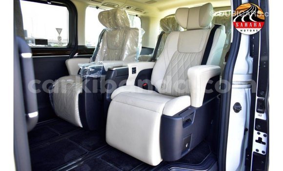 Acheter Import Voiture Toyota Granvia Blanc à Import - Dubai, Ouganda Acheter Import Voiture Toyota Granvia Blanc à Import - Dubai, Ouganda