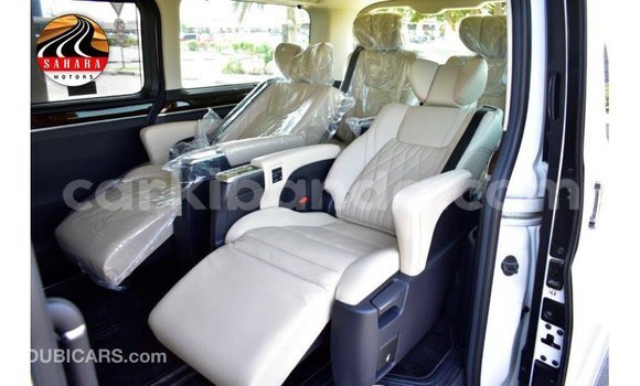 Acheter Import Voiture Toyota Granvia Blanc à Import - Dubai, Ouganda Acheter Import Voiture Toyota Granvia Blanc à Import - Dubai, Ouganda