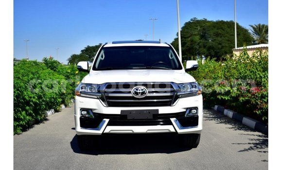 Nunua Imported Toyota Land Cruiser Nyeupe Gari ndani ya Import - Dubai nchini Uganda Nunua Imported Toyota Land Cruiser Nyeupe Gari ndani ya Import - Dubai nchini Uganda