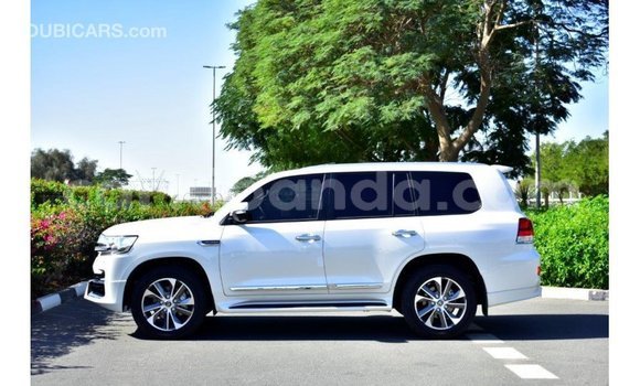 Nunua Imported Toyota Land Cruiser Nyeupe Gari ndani ya Import - Dubai nchini Uganda Nunua Imported Toyota Land Cruiser Nyeupe Gari ndani ya Import - Dubai nchini Uganda