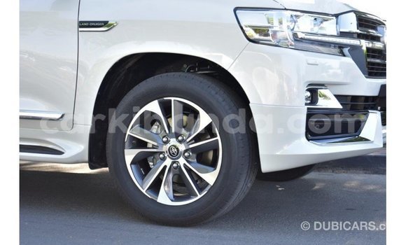 Nunua Imported Toyota Land Cruiser Nyeupe Gari ndani ya Import - Dubai nchini Uganda Nunua Imported Toyota Land Cruiser Nyeupe Gari ndani ya Import - Dubai nchini Uganda