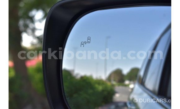 Nunua Imported Toyota Land Cruiser Nyeupe Gari ndani ya Import - Dubai nchini Uganda Nunua Imported Toyota Land Cruiser Nyeupe Gari ndani ya Import - Dubai nchini Uganda