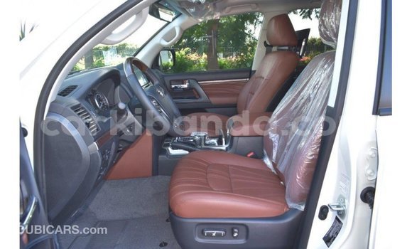 Nunua Imported Toyota Land Cruiser Nyeupe Gari ndani ya Import - Dubai nchini Uganda Nunua Imported Toyota Land Cruiser Nyeupe Gari ndani ya Import - Dubai nchini Uganda